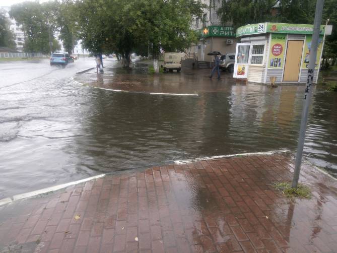 В Брянске улицы Бежицкого района скрылись под водой