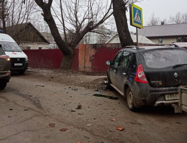 В Брянске на улице 2-я Мичурина легковушка врезалась в дерево