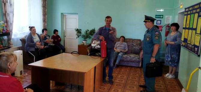 Брянские спасатели проверили безопасность Дубровского соццентра