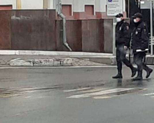 В Брянске улицы патрулируют полицейские в защитных масках
