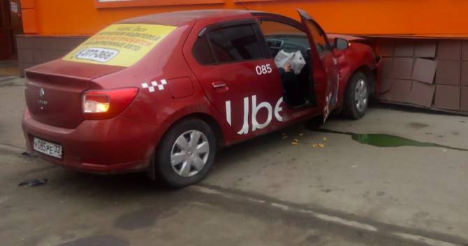 В Брянске водитель такси Uber пробил стену торгового центра
