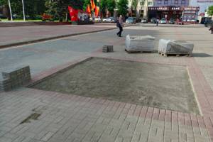 В Брянске на площади Ленина перекладывают тротуарную плитку