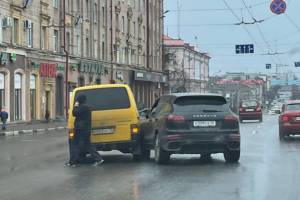 В Брянске посреди города в ДТП попал «Порше»