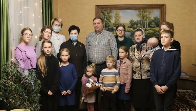 В Брянске 7 многодетных матерей получили почётный знак