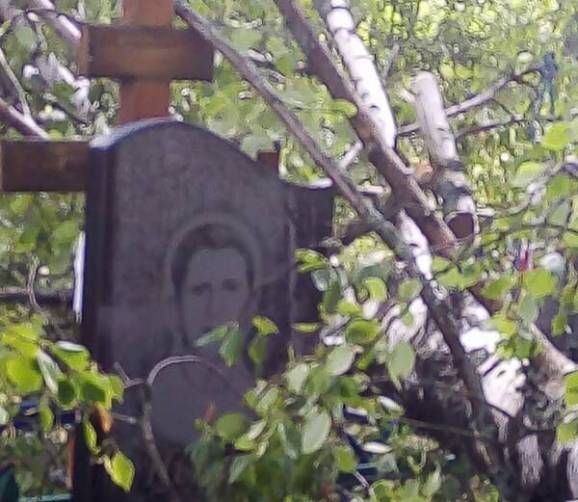 На унечском кладбище упавшие деревья завалили могилы 