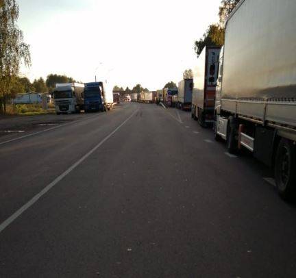 На брянской границе с Беларусью возникла огромная пробка из грузовиков