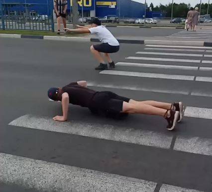 В Брянске дети занялись опасным фитнесом на дороге у «Metro»