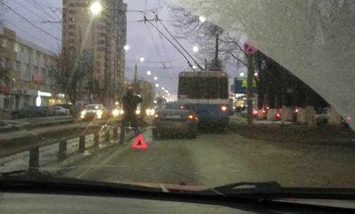На Красноармейской в Брянске столкнулись троллейбус и легковушка