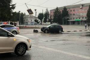 В Новозыбкове иномарка снесла светофор