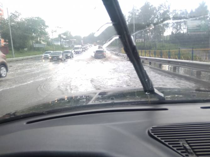 В Брянске из-за затопления дороги возникла пробка на смоленской трассе