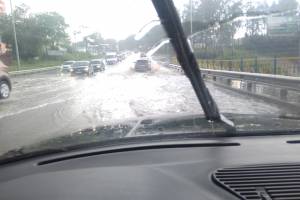 В Брянске из-за затопления дороги возникла пробка на смоленской трассе