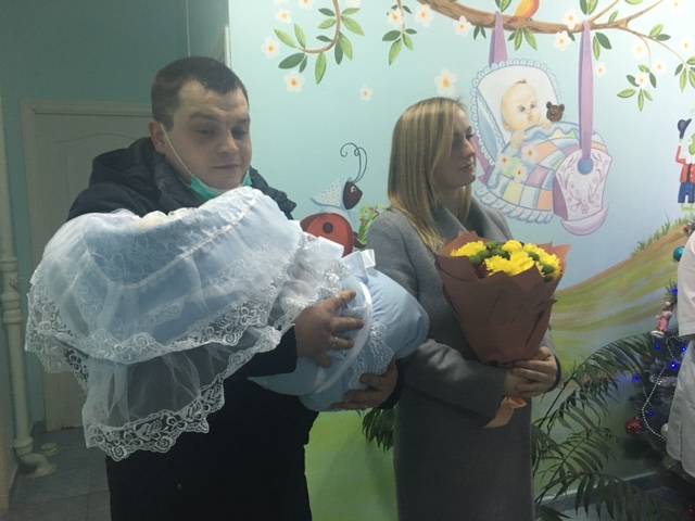  В Новозыбкове первой новорожденной 2021 года подарили коляску