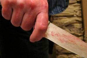 В брянском селе пьяный пенсионер пырнул жену ножом в шею
