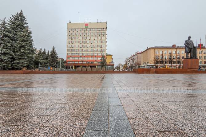 В Брянске отремонтировали часть площади Ленина перед памятником