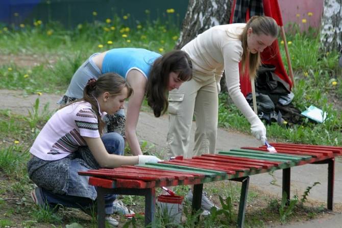 В Брянске на летних каникулах трудоустроят 770 подростков