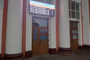 На входе в вокзал Брянск-I появились электронные цветные табло