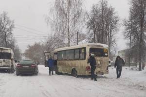 В Фокино из-за снегопада на дороге застрял автобус
