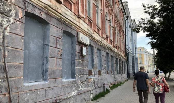 В Брянске приняло ускорение разрушение исторического дома на улице Калинина 