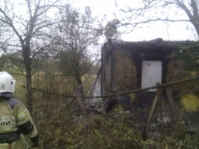 В Брасовском районе сгорел нежилой дом: есть пострадавший
