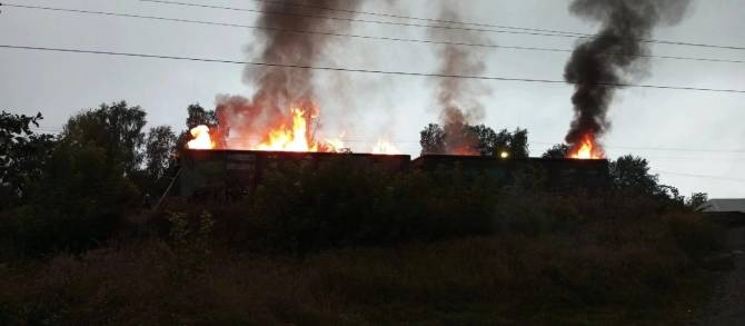 В брянском посёлке Любохна сгорели два вагона со шпалами