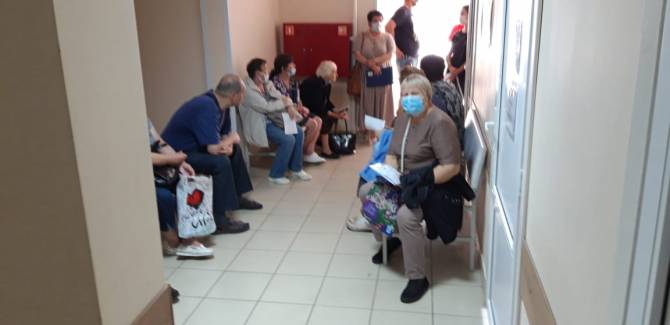 В Брянске сняли на фото антисанитарную очередь в поликлинике №4