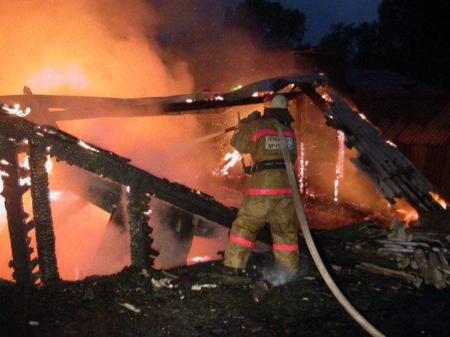 В Жуковском районе ночью сгорел жилой дом: есть пострадавшие
