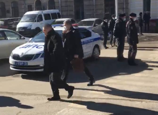В Брянске полицейские отделили депутатов облдумы от народа
