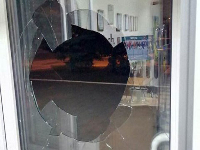 На станции под Брянском пьяный уголовник разбил стекло на двери