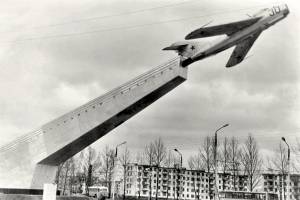 Брянцам показали один из первых снимков памятника лётчикам