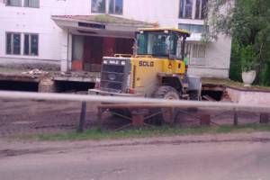 Стирают с лица земли: В Новозыбкове демонтировали ступеньки станкостроительного завода