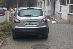 В Брянске автохам на иномарке перегородил тротуар на улице Горького
