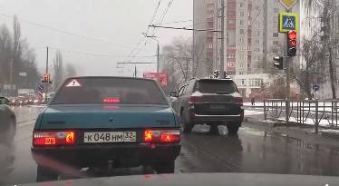 Видео с проехавшим в Брянске на красный свет Land Cruiser вызвало гнев автолюбителей