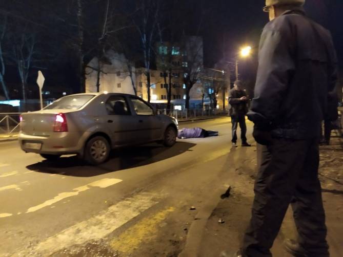 В Брянске сбитую возле гимназии №1 женщину отбросило на 2 метра