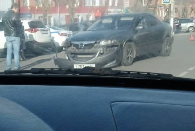 В Новозыбкове столкнулись легковушки Renault и Mazda