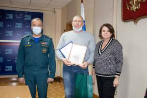 Двоих брянцев наградили за спасение тонувшего рыбака в Мурманской области