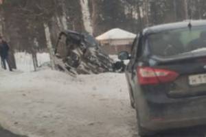 В Брянском районе автомобиль расплющило при ударе о дерево