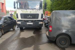 В Брянске на Спартаковской неделю не вывозился мусор из-за автохамов