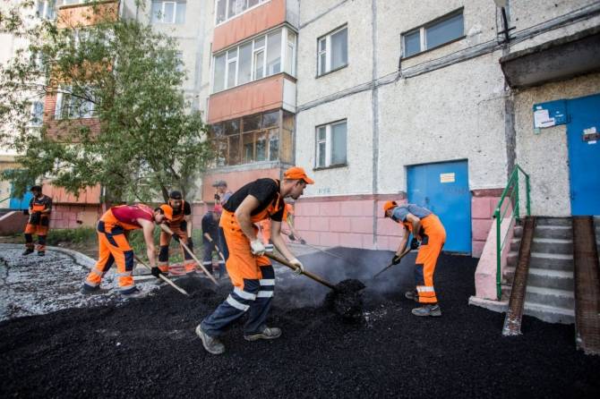 В Брянске ремонт дворов многоэтажек завершат к концу октября