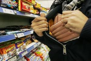 В Брянске 27-летний мужчина воровал в супермаркетах еду