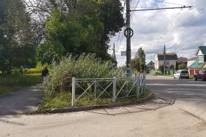 В Брянске уродливый забор взбесил жителей 10-го микрорайона