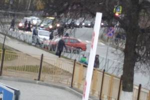 В Брянске легковушка с лопнувшим колесом протаранила забор