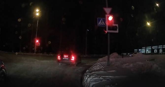 Mercedes выехал под красный на светофоре от ТРЦ «Аэропарк» в Брянске