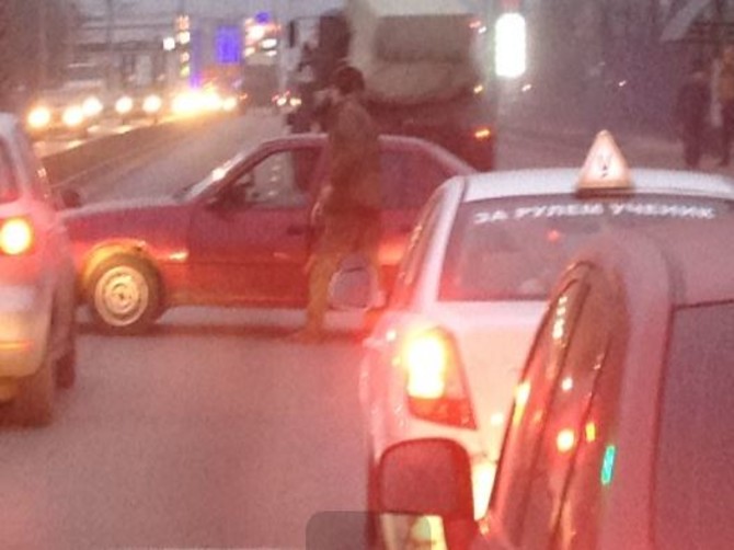 В Брянске военный на своей машине перекрыл Московский проспект