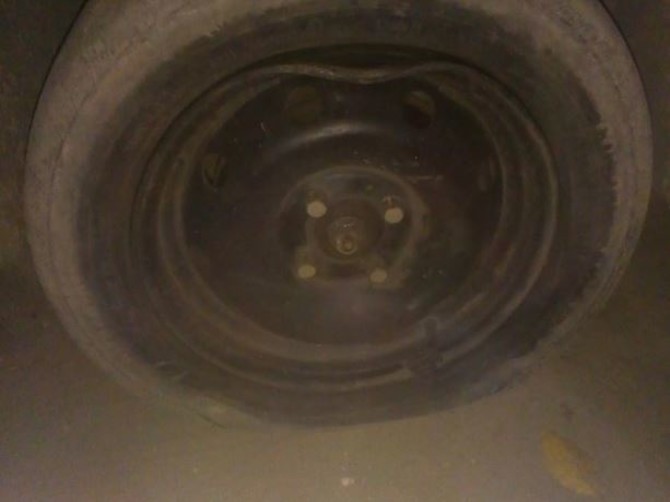 В Брянске у машины согнуло колесо на дорожной яме