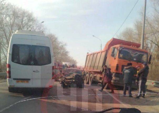 В Жуковском районе столкнулись два грузовика и легковушка