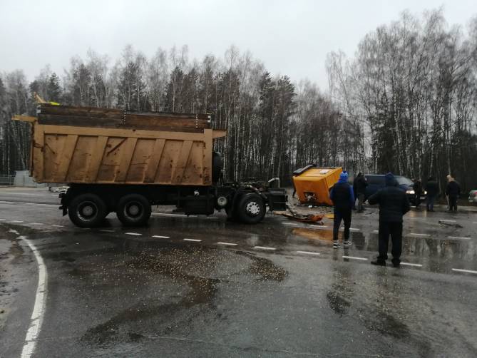 В Брасовском районе у самосвала оторвало кабину после столкновения с фурой