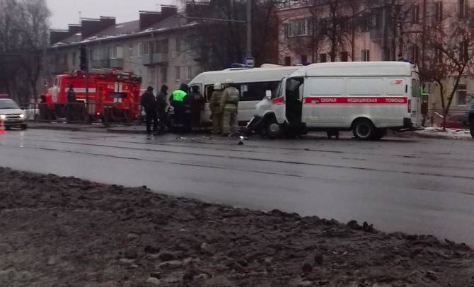 В Брянске столкнулись машина скорой помощи и маршрутка № 47