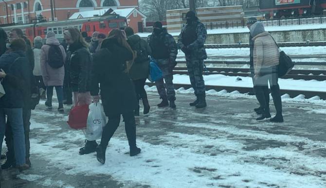 ОМОН и полиция окружили железнодорожный вокзал Брянска