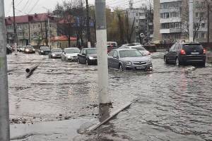 Брянцы застряли в пробке на затопленной улице Пушкина