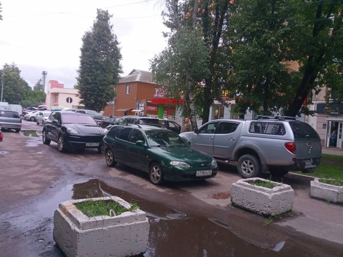 В Брянске возле Бежицкого рынка мастера парковки заперли три машины